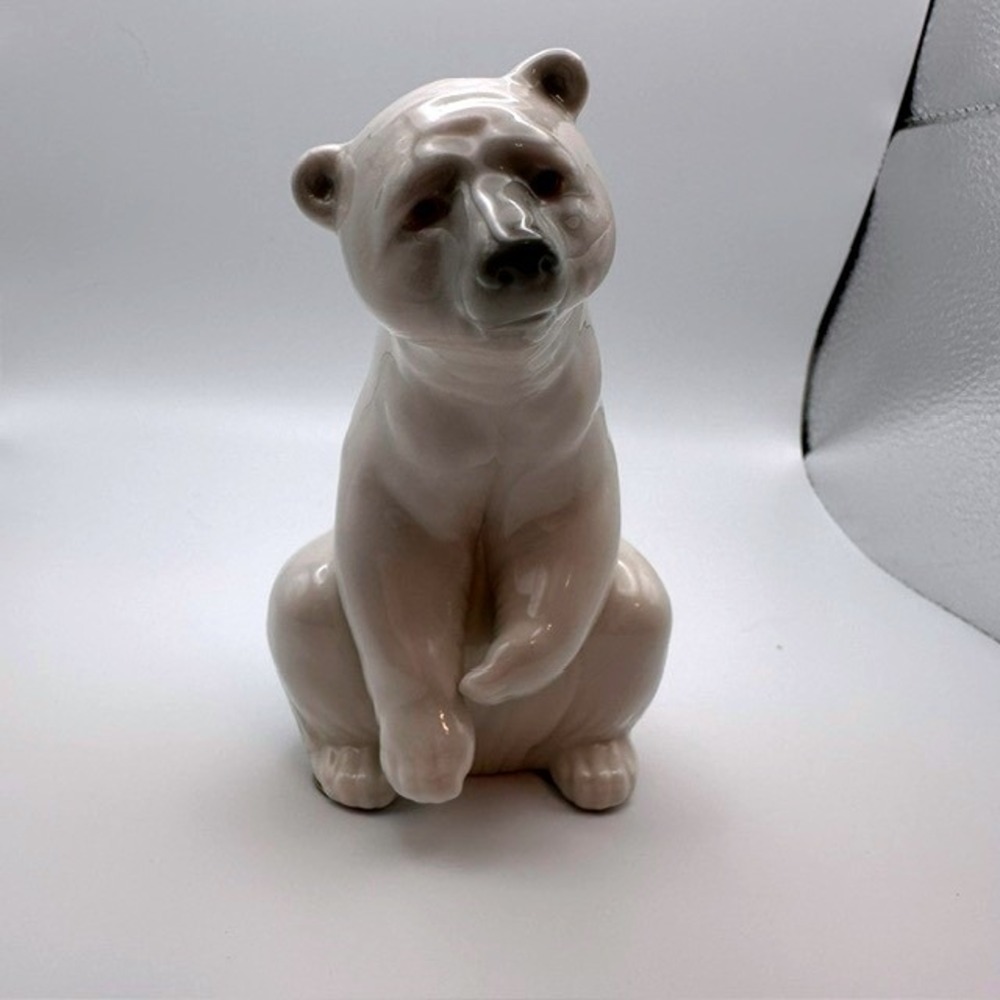 Lladro #1208 Resting Polar Bear Figurine Vintage Porcelain Spain Retired